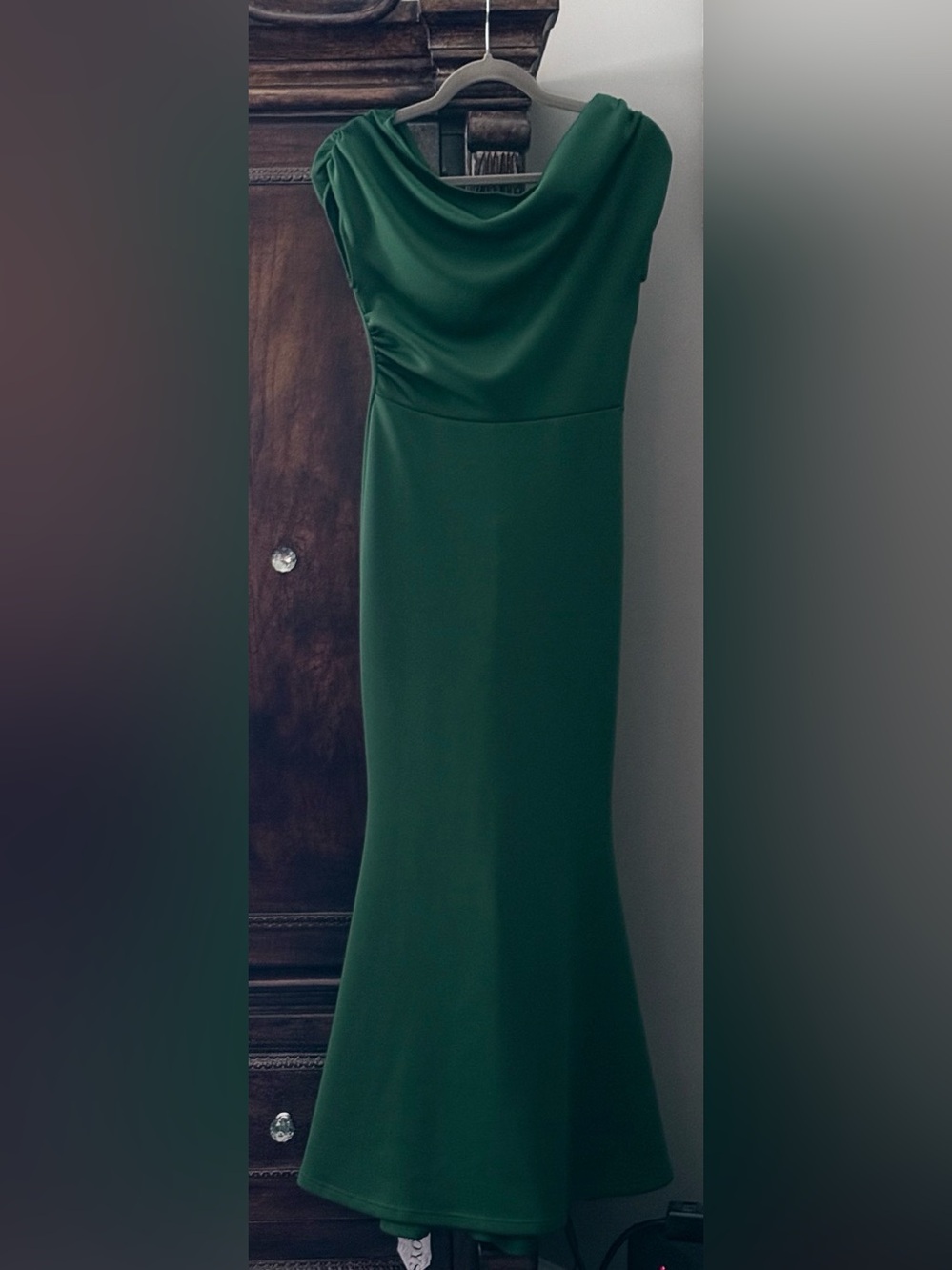 Elegant Emerald Green Maxi Dress with Draped Cowl Neck